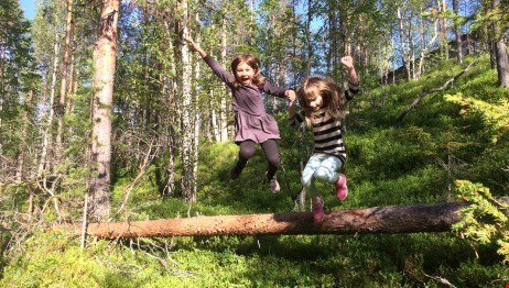 Glada barn i skogen
