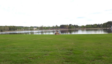 Sittplats vid badsjön