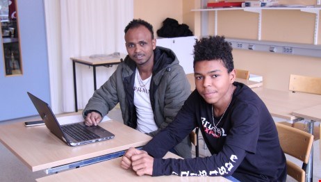 Två elever på Röbroskolan