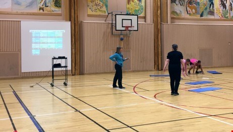 Lärare på Skytteanska började arbetsdagen med fysisk aktivitet i 20 minuter för att må bättre både psykiskt och fysiskt.