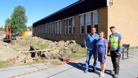 Fastighetsingenjör Heinz Reichler, förvaltningschef Barbro Åkesson och Inge Andersson, Svevia utanför bygget av den nya förskolan Regnbågen.