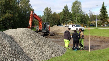Bild från bygget av lekplatsen på Timotejvägen i Storuman. Till sommaren bygger vi fler lekplatser i Hemavan och Tärnaby.