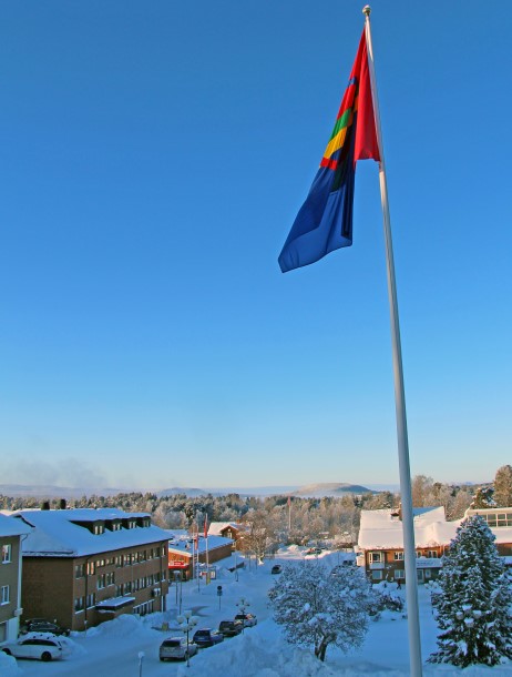 Samiska flaggan utanför kommunhuset