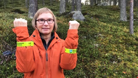 Kommunstyrelsens vice ordförande Karin Malmfjord visar sina reflexer. Med två reflexer och en ljus jacka syns man bra i höstmörkret.