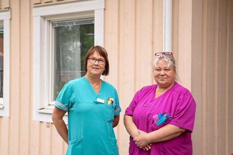 Ann-Charlotte Reisek och Catharina Johansson utanför Blåsippan i Stensele.