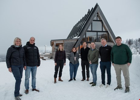 Bild på människor utanför Björk i Hemavan