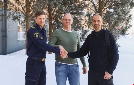 Från vänster syns Daniel Westerberg, tf lokalpolisområdeschef, Peter Persson, koncernchef och Ulrik Dahlgren (s), kommunstyrelsens ordförande. 