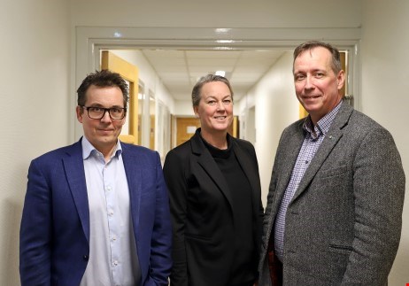 Paul Larsson, Fredrika Henriksson från Statens servicecenter och kommunstyrelsens ordförande Tomas Mörtsell.