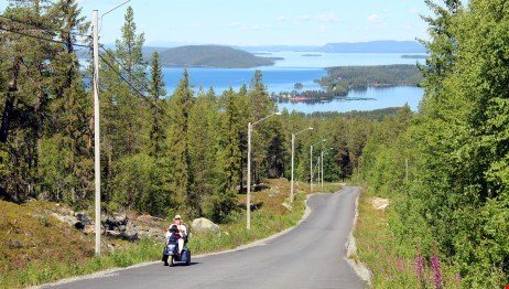 Person på väg upp mot utsikten i permobil