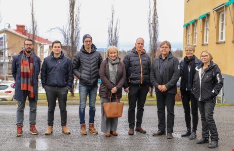  På bilden från vänster syns Johan Duvdahl, näringslivschef, Måns Borgström, VD Storuman Energi, Daniel Johansson, SIK Fotboll, Helen Hellmark Knutsson, landshövding, Peter Persson, koncernchef, Björn Jonsson, Länsstyrelsen Västerbotten, Mona Olofsson, näringslivssekreterare och Karin Malmfjord, kommunstyrelsens vice ordförande.