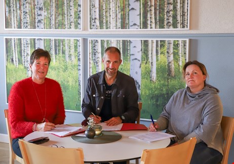 På bilden syns från vänster Ann Eriksson, VD för SBO, Ulrik Dahlgren, kommunstyrelsens ordförande och Linda Stenman, koncernchef.