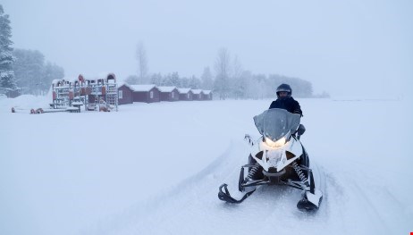 Janne Ruonala sladde ett promenadspår runt Badsjön. Spåret kommer nu trampas regelbundet under vintern. 