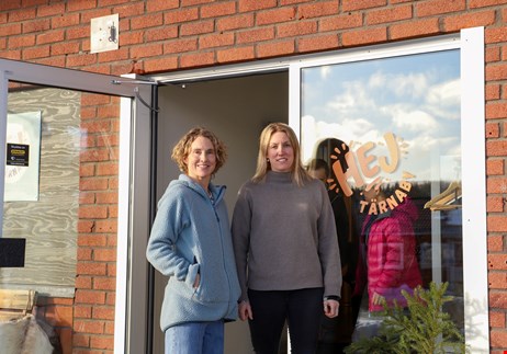 På bild syns Linda Nederberg och Eva Lidestav vid ingången till Hej Tärnaby.