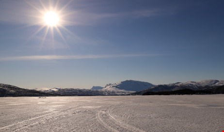 Bild på sol och fjäll