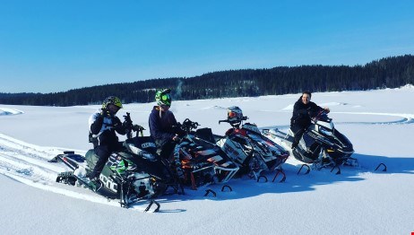 Skotrar på en sjö.