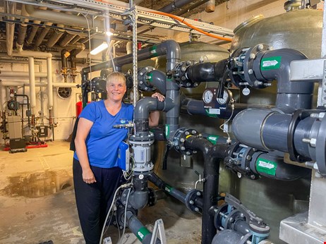 Johanna Ihrström framför kommunens nya sandfilter på Storumans simhall