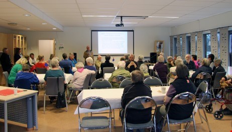 Äldre personer lyssnar på föreläsning i Tärnaby