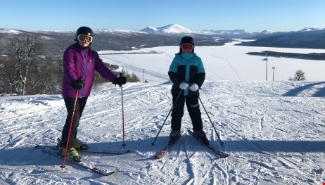 Skidåkare på toppen av Ingemarbacken