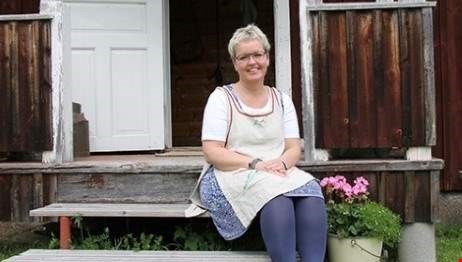 Anna-Lena utanför sitt hus