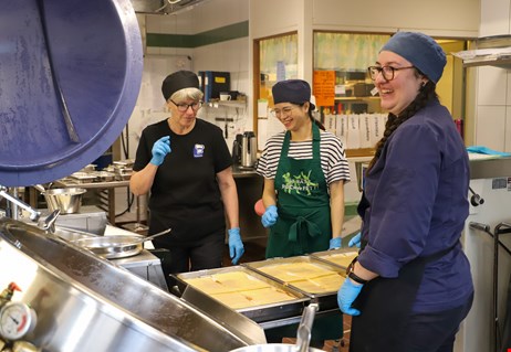 På bilden syns Christina Gideonsson tillsammans med två glada medarbetare i köket på Vallnässkolan.