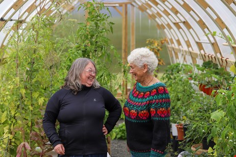 Bodil och Gunilla i växthuset i Stabbfors