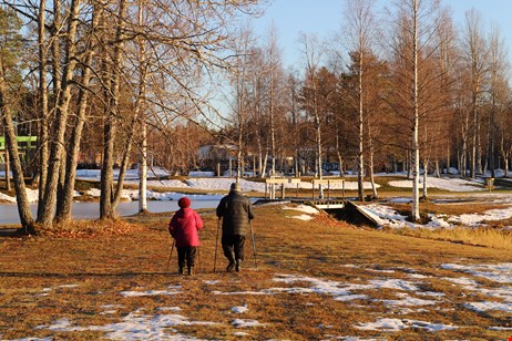 Äldre på promenad