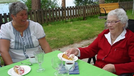 Två damer fikar tårta