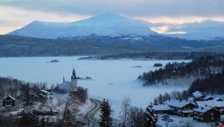 Vintervy över Tärnaby med Ryfjället i bakgrunden