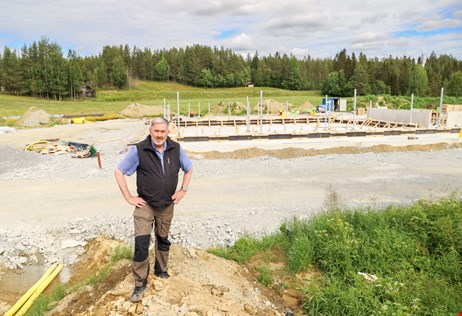 Mikael Fredriksson investerar i dubbel kapacitet för mjölkkor i Blaiken.